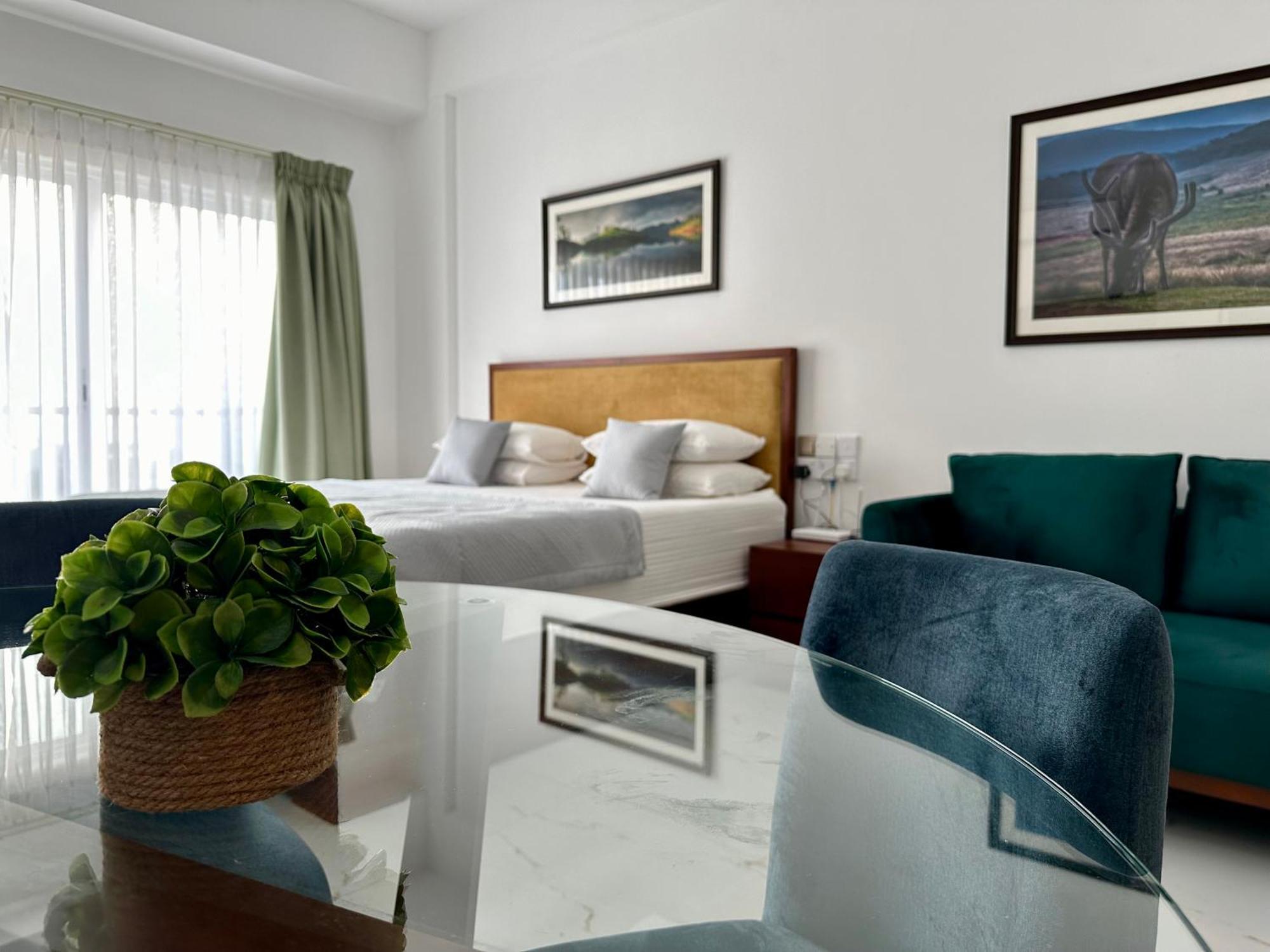 Ocean Breeze Hotel Residencies Britlanka Apartments Negombo Bagian luar foto