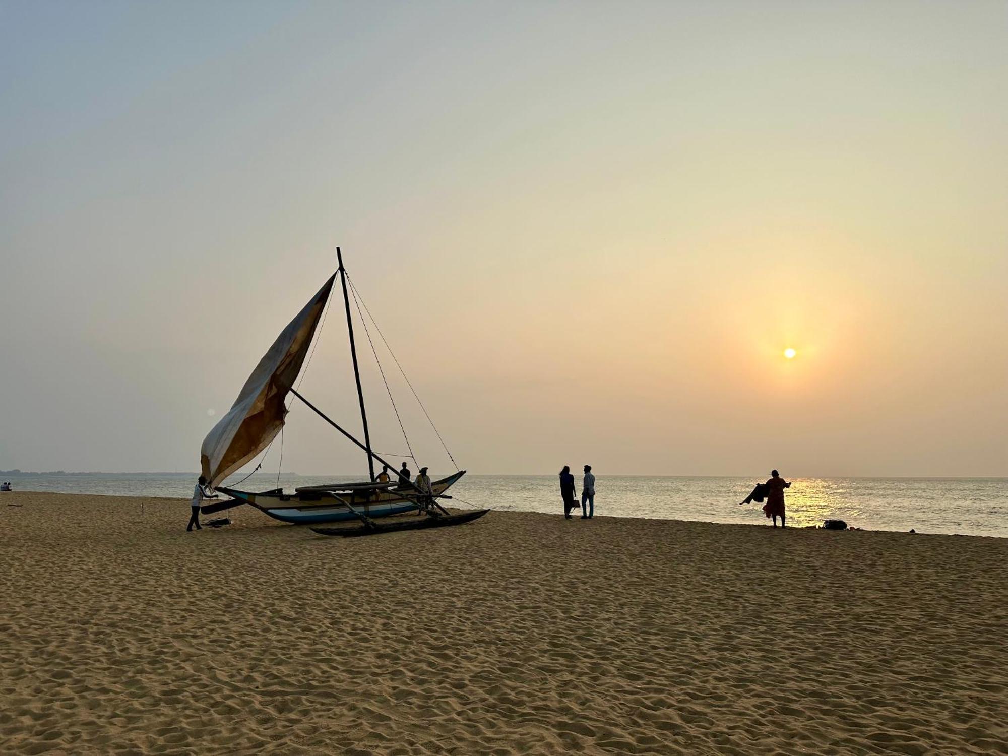 Ocean Breeze Hotel Residencies Britlanka Apartments Negombo Bagian luar foto