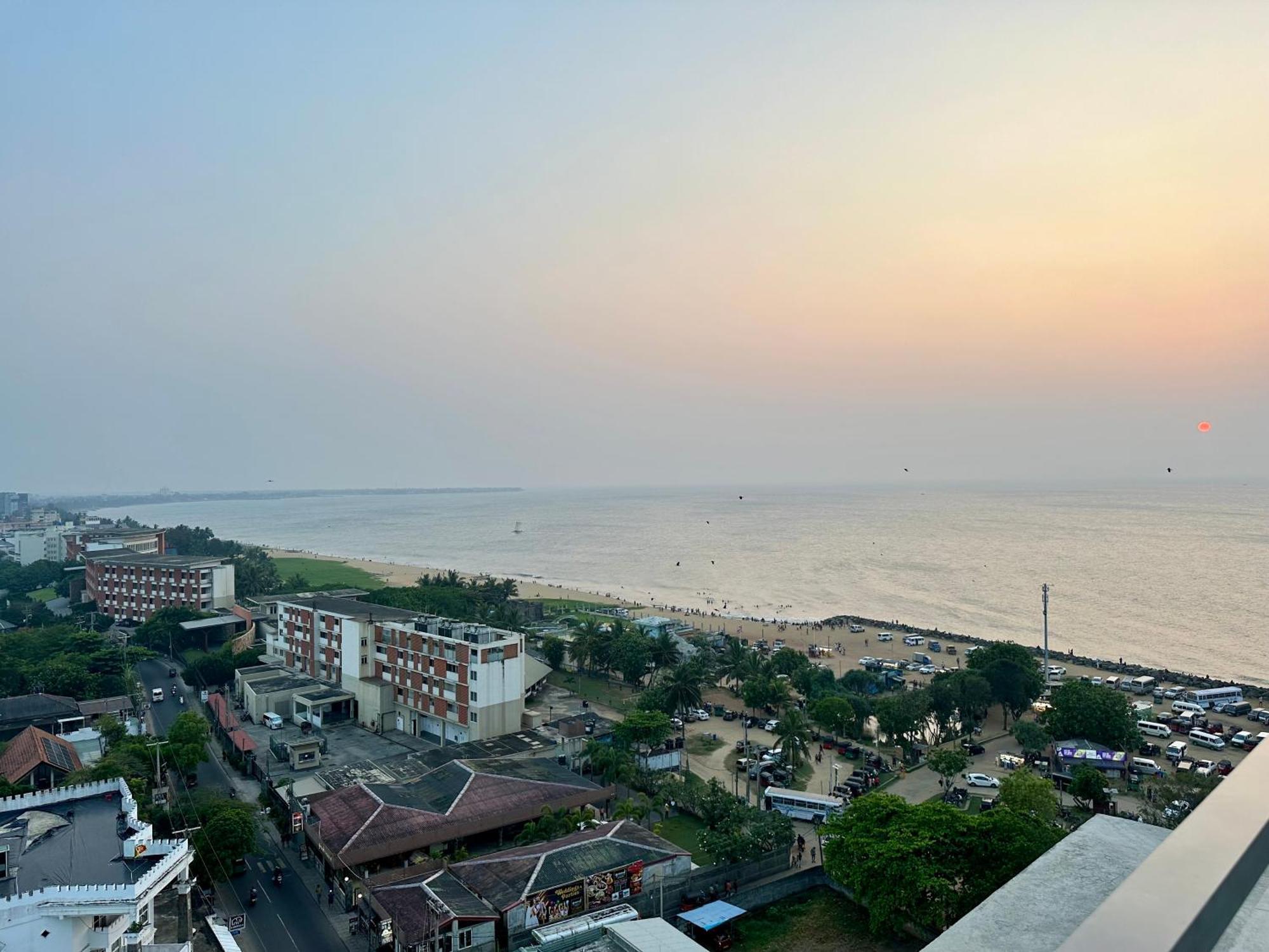 Ocean Breeze Hotel Residencies Britlanka Apartments Negombo Bagian luar foto