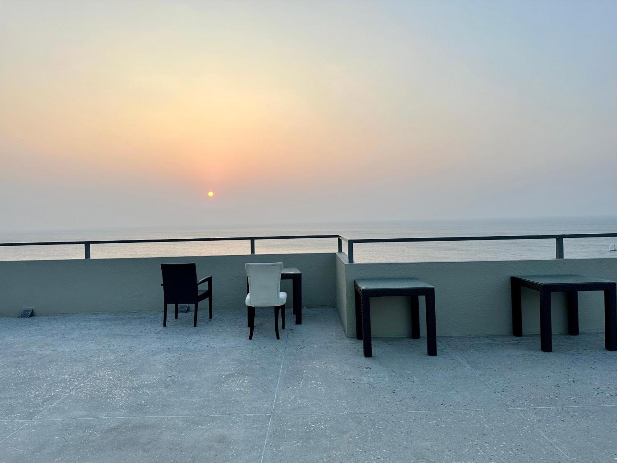 Ocean Breeze Hotel Residencies Britlanka Apartments Negombo Bagian luar foto