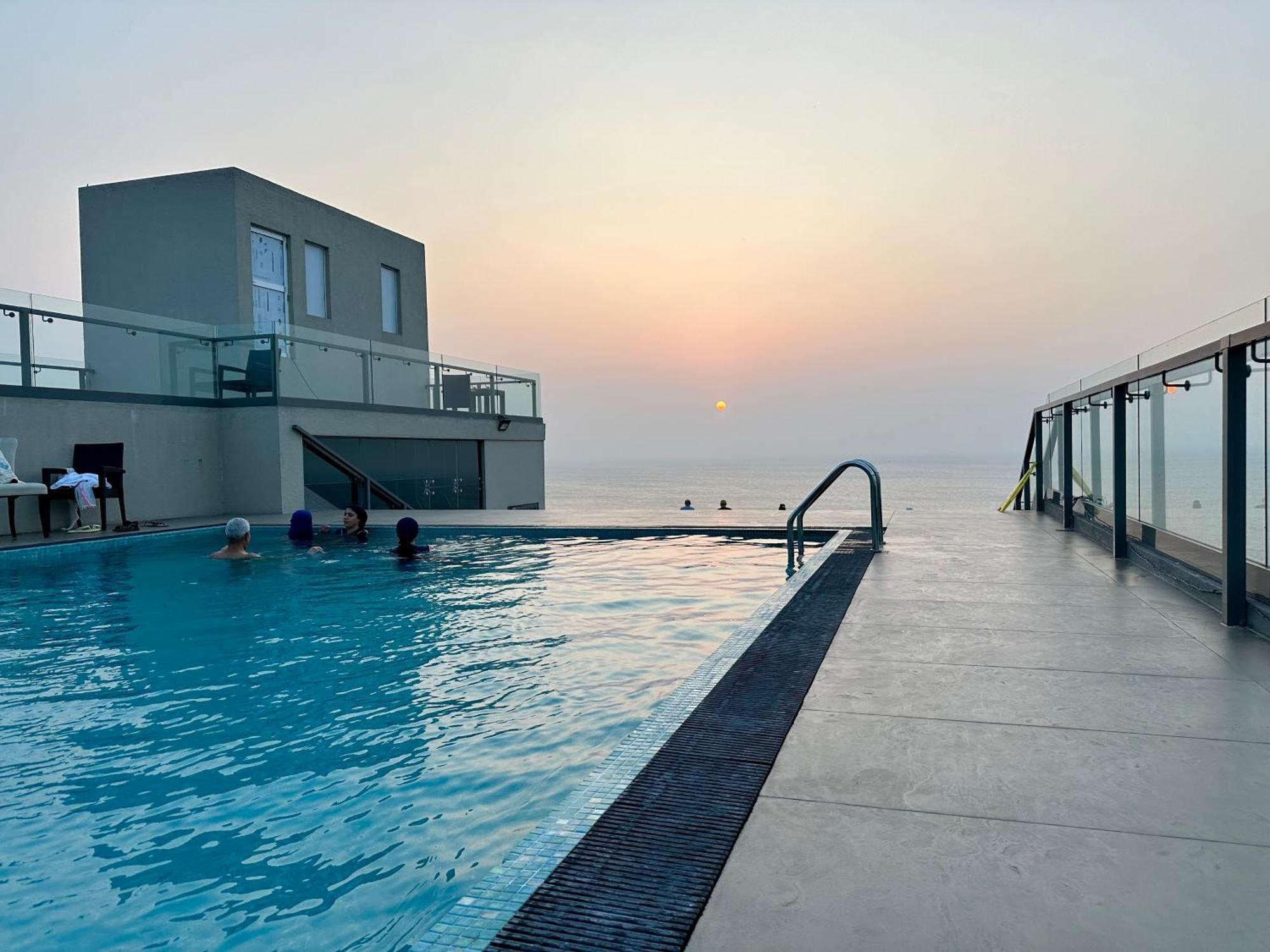 Ocean Breeze Hotel Residencies Britlanka Apartments Negombo Bagian luar foto