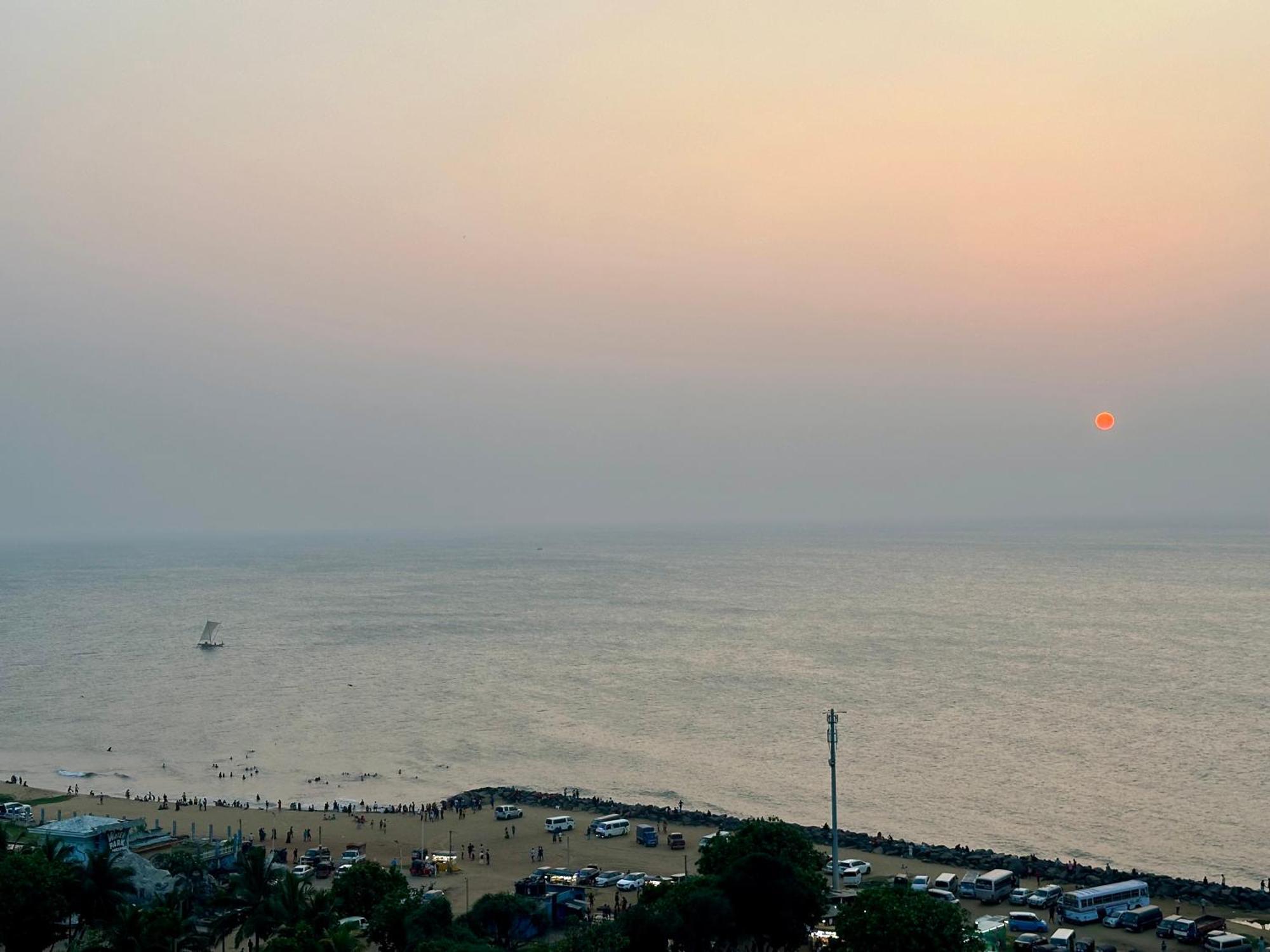 Ocean Breeze Hotel Residencies Britlanka Apartments Negombo Bagian luar foto