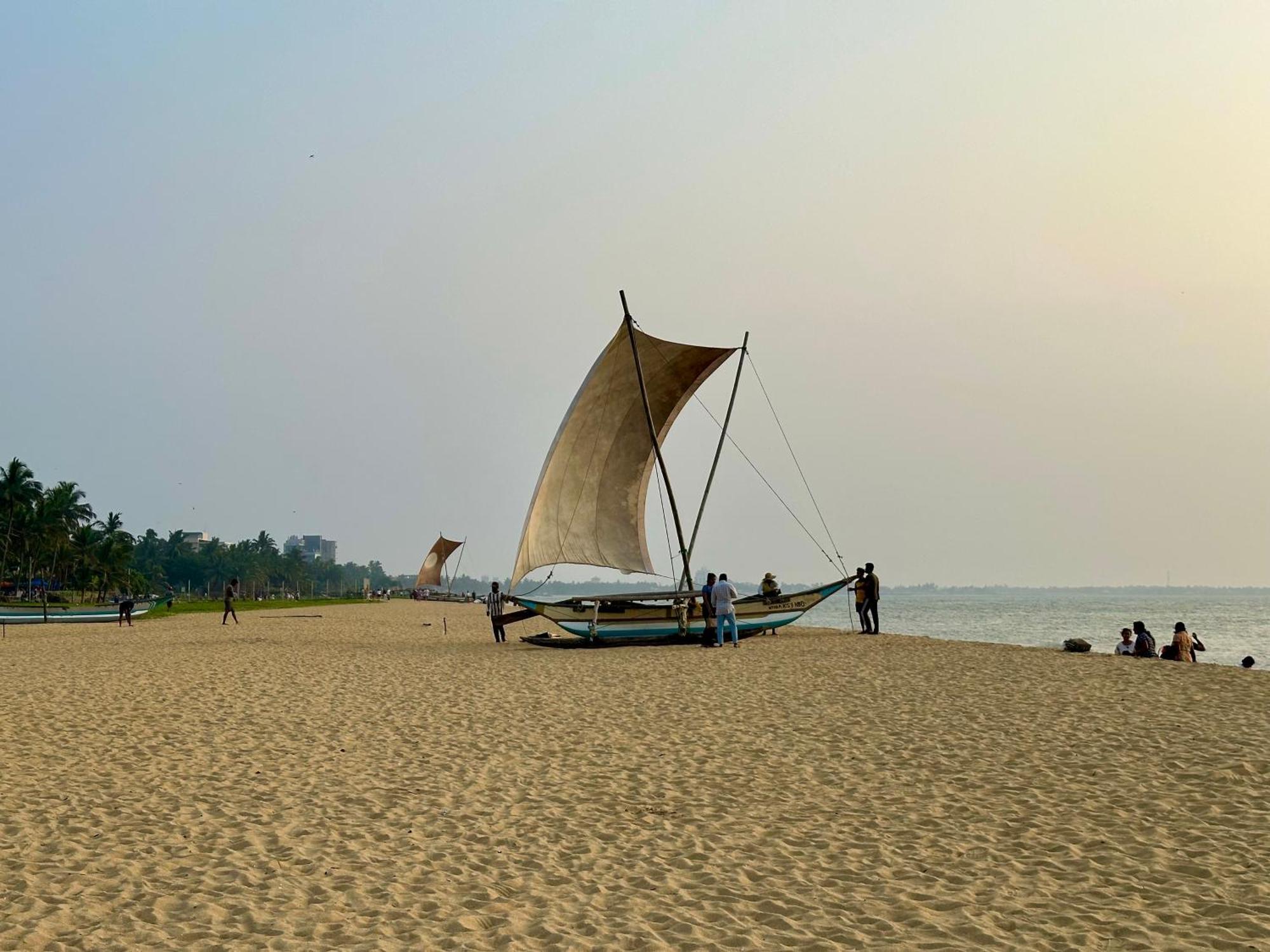 Ocean Breeze Hotel Residencies Britlanka Apartments Negombo Bagian luar foto